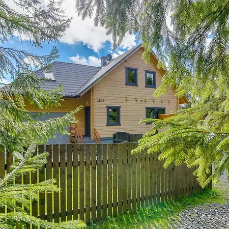 Zakatek Lesny * 伊斯泰布纳